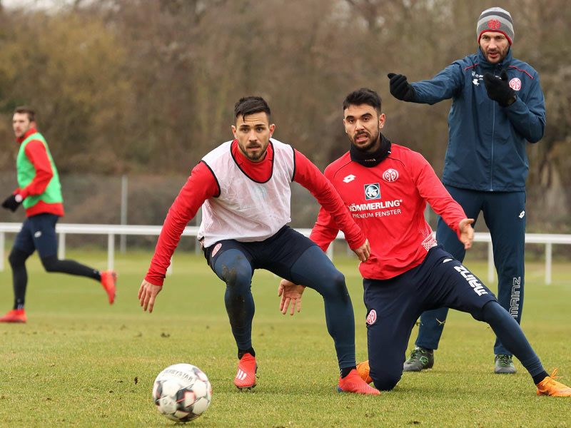 Trainer Sandro Schwarz (re.) gibt Anweisungen bei der heutigen Einheit.