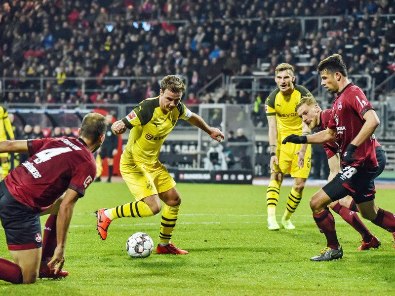 Mario Götze umringt