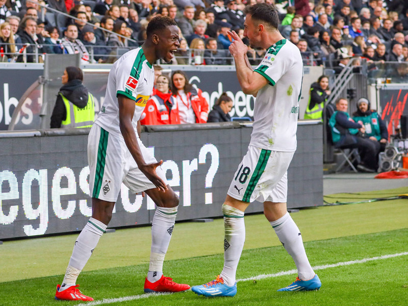 Jubel beim Saison-Debüt: Gladbachs Josip Drmic freut sich mit Torschütze Dennis Zakaria.
