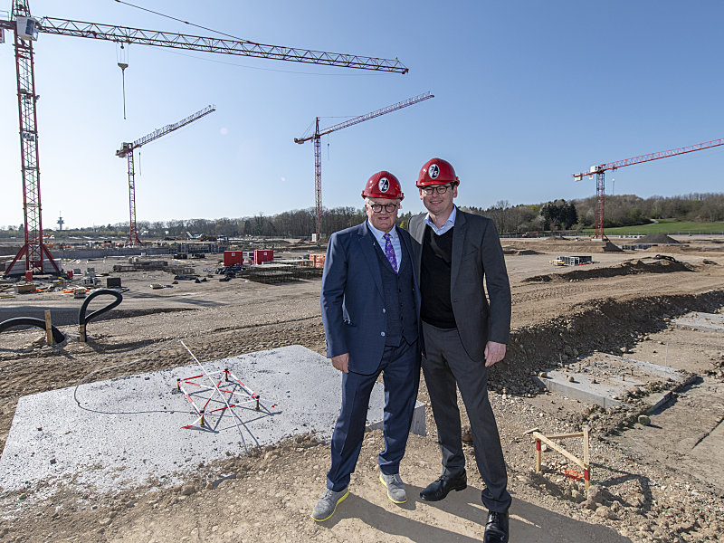 SC-Präsident Fritz Keller (li.) und Geschäftsführer Oliver Leki vor der Baustelle des neuen Stadions.
