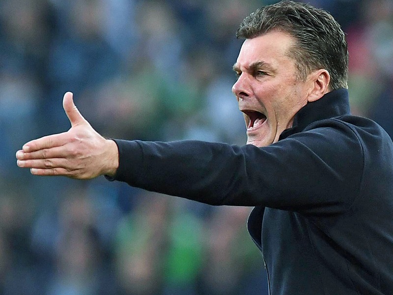 Außer sich: Gladbachs Trainer Dieter Hecking brach erzürnt ein TV-Interview ab.