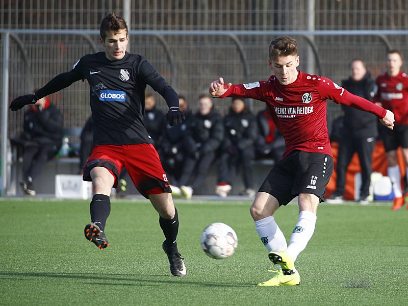 Unterschrieb einen Vertrag bei den 96ern: Juniorennationalspieler Justin Neiß (re.).