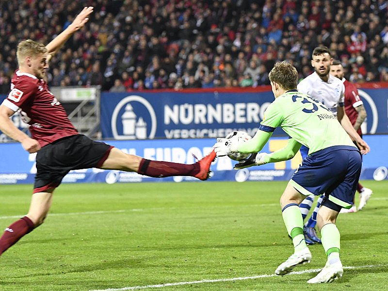 Diese Szene erregte die Gemüter: Hanno Behrens spitzelt Alexander Nübel (r.) den Ball weg.