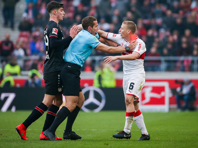 Santiago Ascacibar (r.) mit Kai Havertz und Schiedsrichter Tobias Stieler