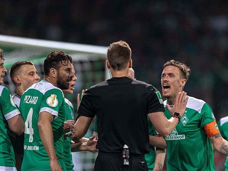 Fassungslos: Max Kruse und Co. bestürmen Schiedsrichter Daniel Siebert.