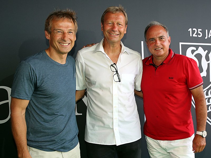 Jürgen Klinsmann und Guido Buchwald mit Hansi Müller