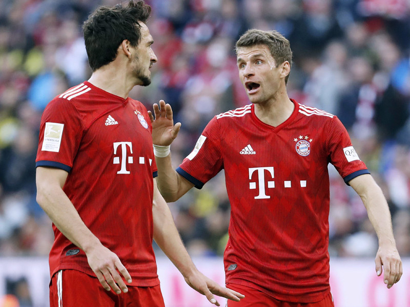 Tragen sie auch künftig das Trikot des FC Bayern? Die Ex-Nationalspieler Mats Hummels und Thomas Müller (re.).