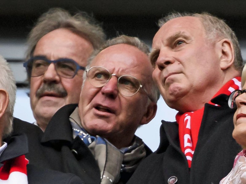 Mit der Nasenspitze im Abseits? Nein, mit der Fußspitze - doch Uli Hoeneß (re.) regte sich gehörig auf.