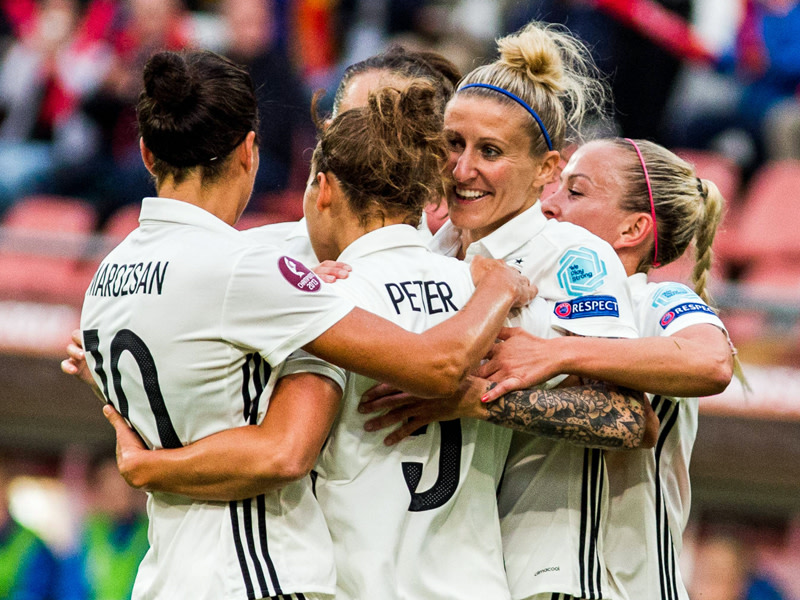 Die deutschen Frauen jubeln über den Führungstreffer von Babett Peter.