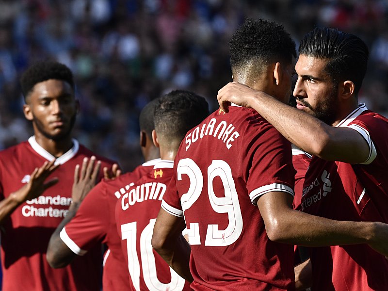 Erhält nach seinem Führungstreffer Glückwünsche: Dominic Solanke (Mi.).