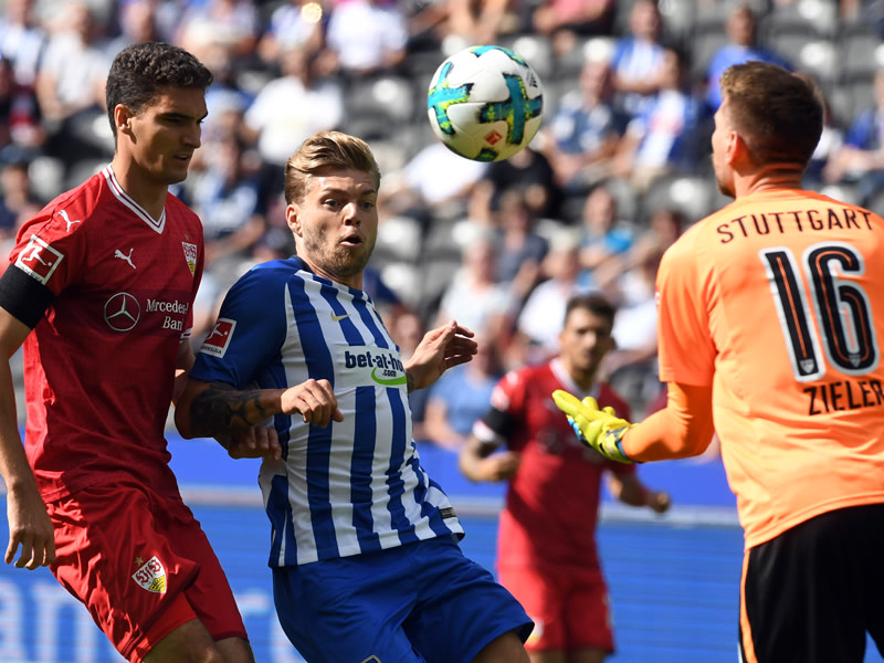 Den Ball im Blick: Herthas Alexander Esswein (M.) gegen Stuttgarts Marcin Kaminski (l.) und Ron-Robert Zieler (r.).