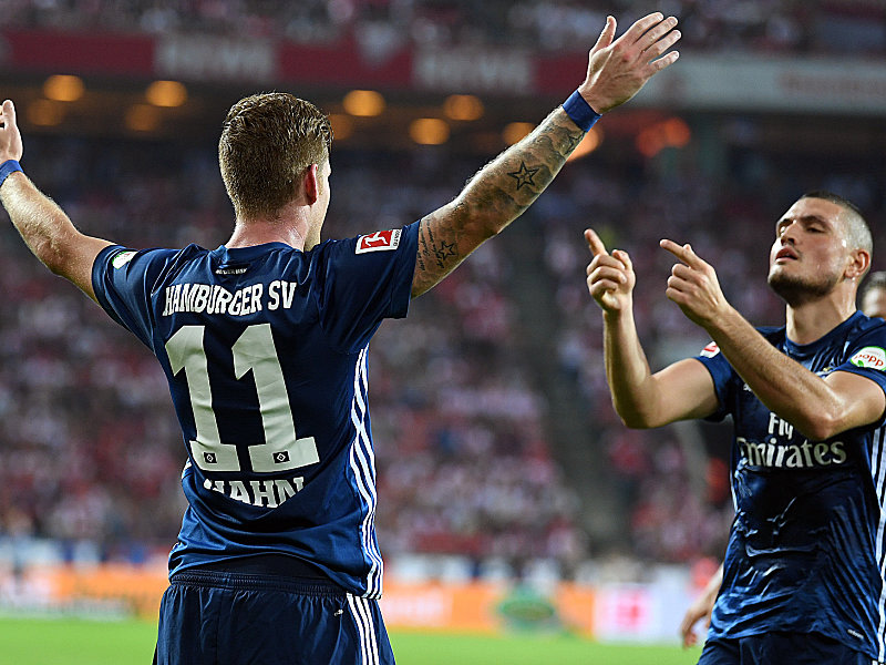 Das erste Pflichtspieltor für den neuen Klub muss gefeiert werden, sagt sich Hamburgs André Hahn.