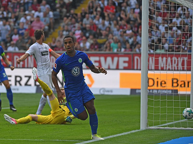 Der Ball liegt im Frankfurter Tor, Wolfsburgs Torschütze Daniel Didavi dreht ab.