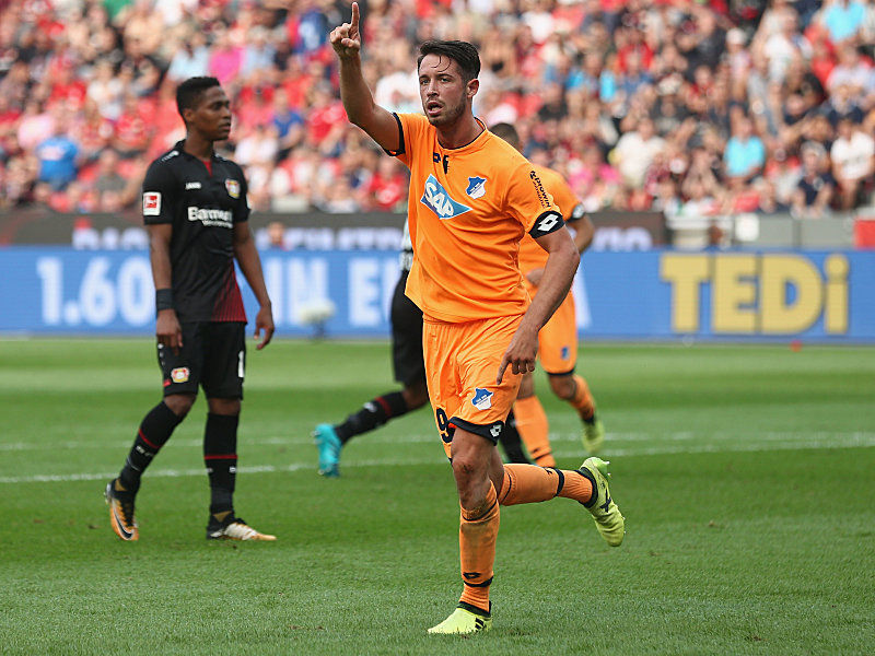 Jubel über den Ausgleichstreffer: Mark Uth erzielt das 2:2 gegen Leverkusen.