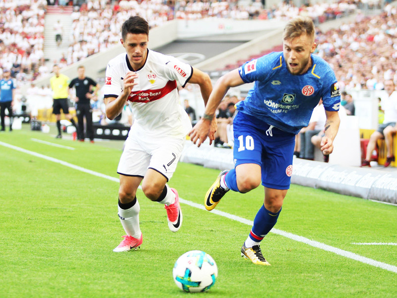 Heiße Duelle: Stuttgarts Josip Brekalo (li.) gegen den Ex-Stuttgarter und Neu-Mainzer Alexandru Maxim.