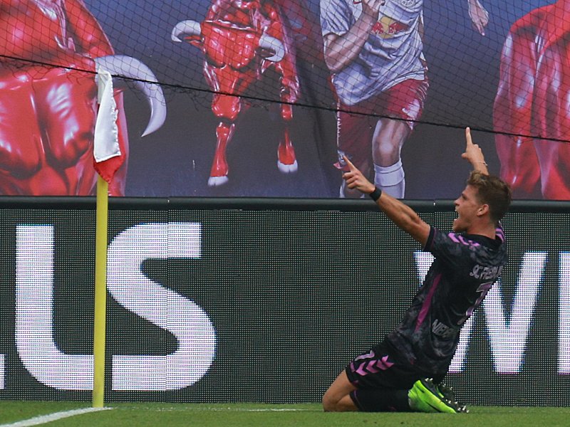 Rutschpartie: Florian Niederlechner bejubelt sein soeben erzieltes 1:0.