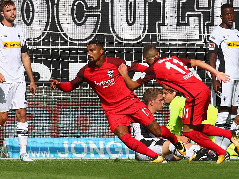 Dreht nach seinem 1:0 für die Eintracht jubelnd ab: Kevin-Prince Boateng (2.v.li.).