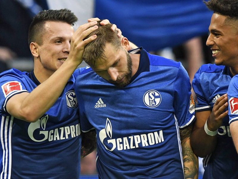 Dank an den Joker, der den Bock endgültig umstieß: Yevhen Konoplyanka (links) beglückwünscht Guido Burgstaller.