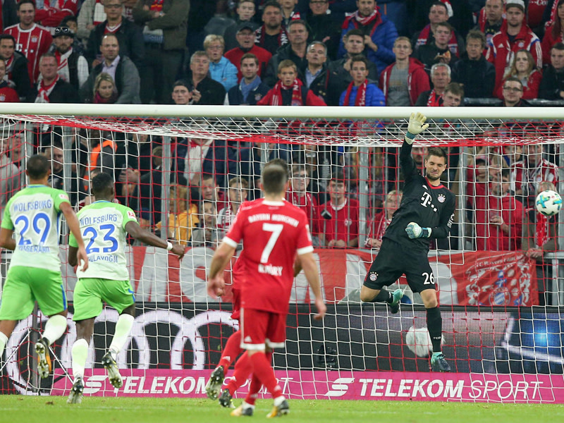Missgeschick: Sven Ulreich ließ einen Wolfsburger Freistoß passieren - und am Ende stand es 2:2.