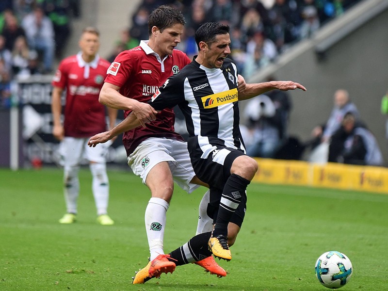 Hannovers Pirmin Schwegler bringt Gladbachs Kapitän Lars Stindl zu Fall.