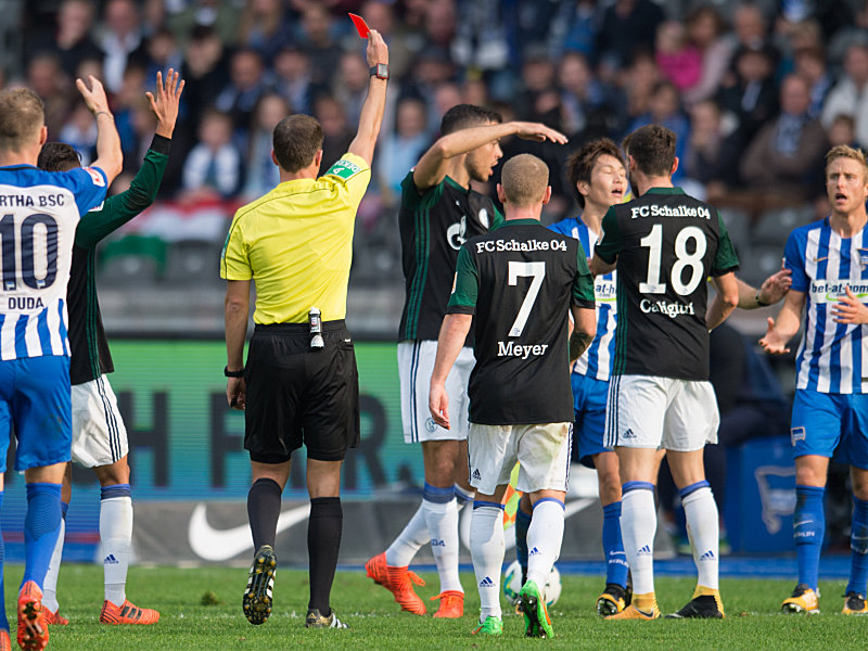 Referee Benjamin Brand zeigt Genki Haraguchi (3.v.re.) die Rote Karte.
