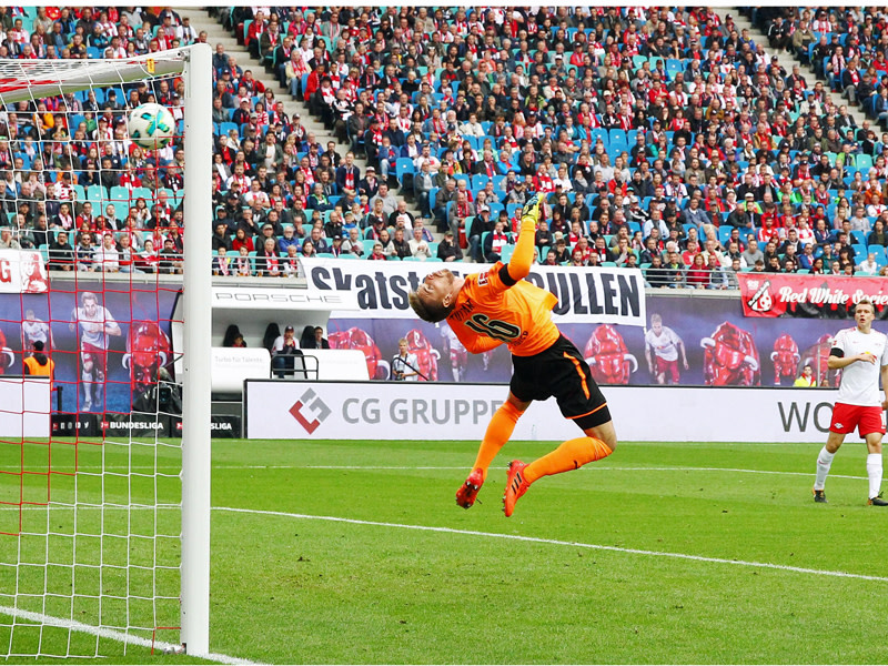 Ron-Robert Zieler streckt sich vergebens: Der Schuss von Marcel Sabitzer (nicht im Bild) schlägt im hoch im linken Eck ein.