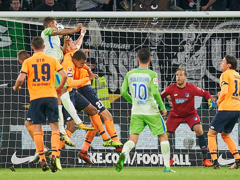 Wolfsburgs Uduokhai setzt sich im Luftduell gegen drei Hoffenheimer durch und köpft zum 1:1 ein.