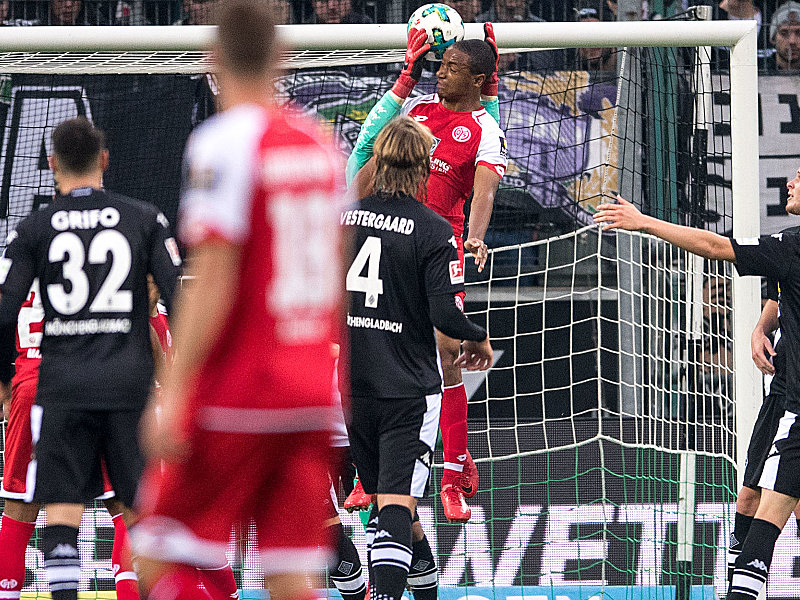 Jean-Philippe Gbamin springt höher als Yann Sommer und trifft so zum 1:0 für die Mainzer