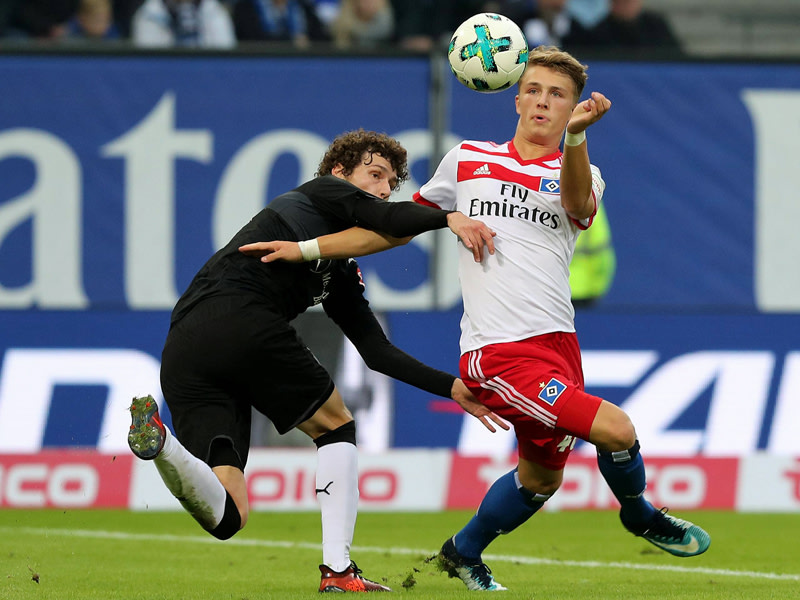 HSV-Torschütze Jan-Fiete Arp lässt Benjamin Pavard schlecht aussehen.