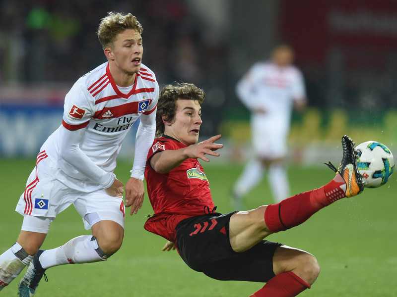 Caglar Söyüncü ist hier vor Jann-Fiete Arp am Ball - ein Sinnbild für die gesamte Partie.