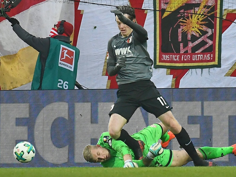 Zu spät dran: FSV-Keeper Robin Zentner holt Michael Gregoritsch von den Beinen.