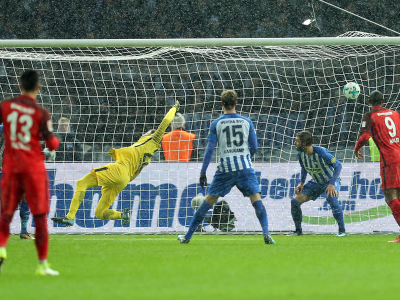 Einschlag: Hertha-Keeper Rune Jarstein ist gegen den Gewaltschuss von Frankfurts Marius Wolf (nicht im Bild) machtlos.