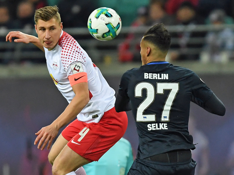 Kopfballduell zwischen ehemaligen Teamkollegen: Leipzigs Willi Orban gegen Berlins Davie Selke.