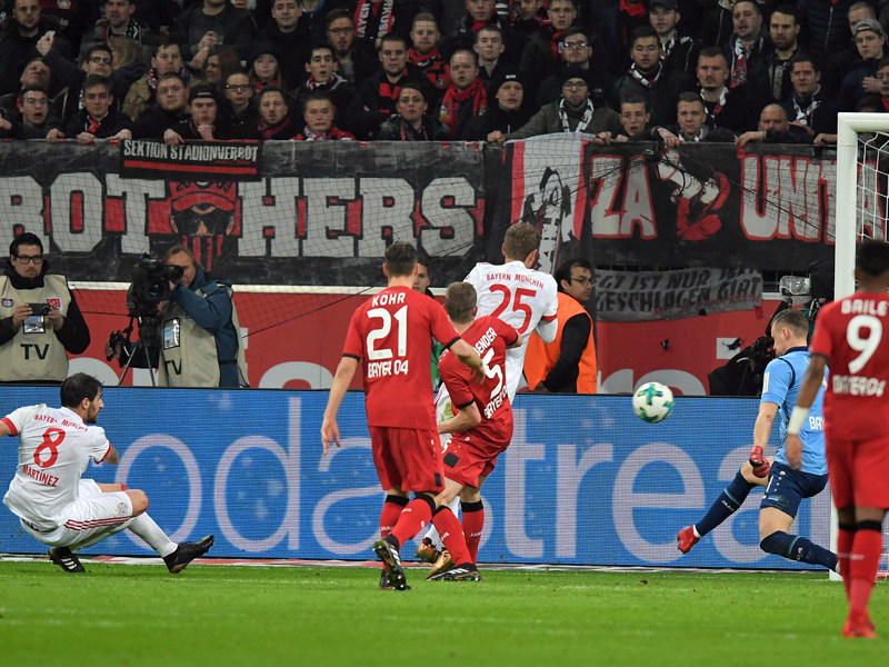 Die Führung für die Bayern: Javi Martinez (li.) überwindet Leverkusens Torwart Bernd Leno.