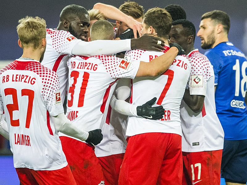 Ausgelassene Freude: RB Leipzig feiert Torschütze Naby Keita (verdeckt).