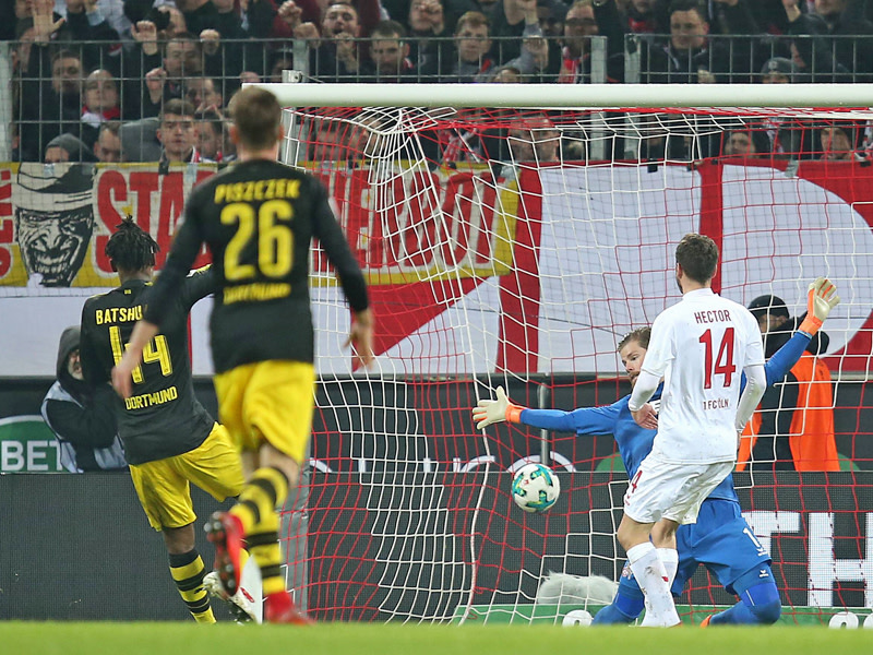 Die Dortmunder Führung: Michy Batshuayi (li.) überwindet Kölns Torwart Timo Horn (in Blau) - 1:0 für den BVB.