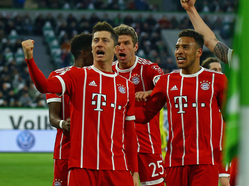 Siegerfaust: Robert Lewandowski (li.) bejubelt sein Elfmetertor - den Siegtreffer in Wolfsburg.