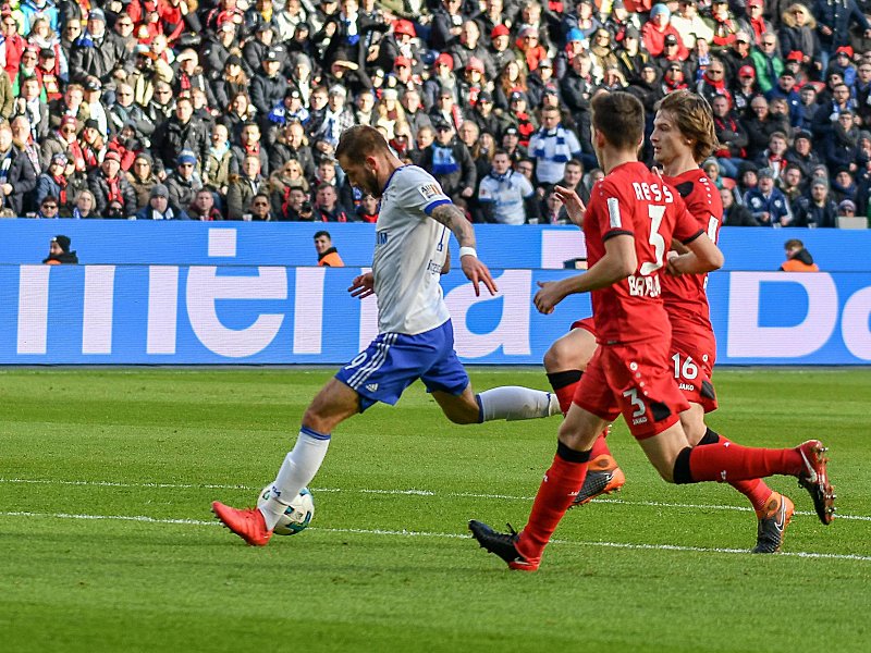 Gleich klingelt's: Schalkes Guido Burgstaller (l.) im Begriff, das 1:0 zu erzielen.