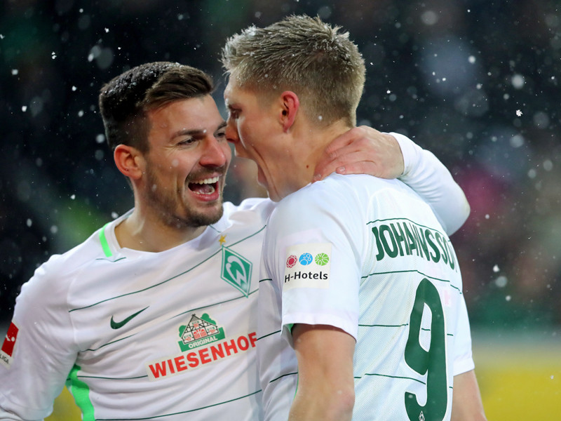Jubelschrei nach dem Ausgleichstor: Bremens Aron Johannsson (#9) lässt sich von Jerome Gondorf feiern.