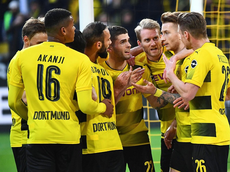 Gut zuhören, der Chef spricht: Nach dem 1:0 lauschen die Mitspieler gebannt Dortmunds Marco Reus.