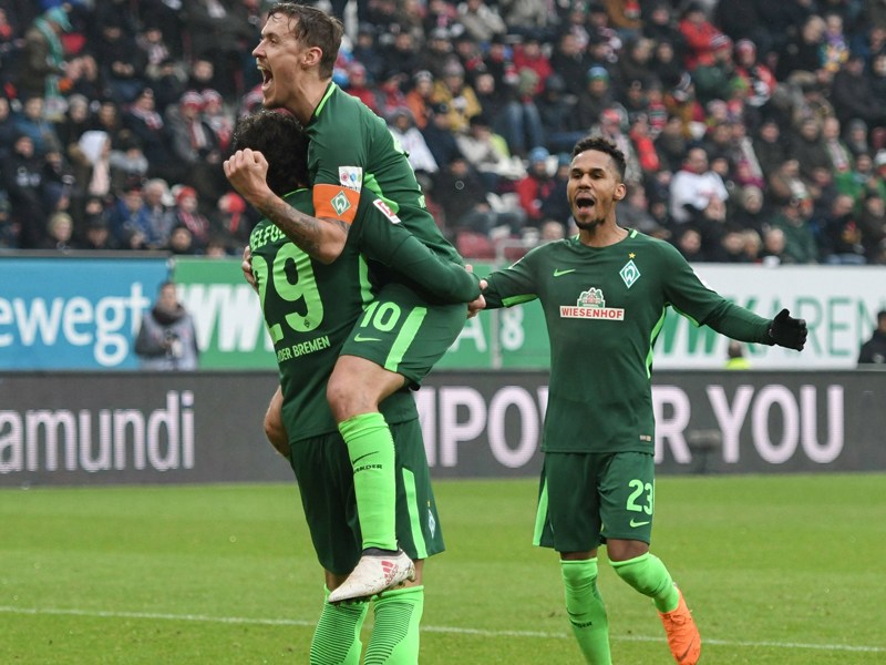 Ishak Belfodil, Max Kruse und Theo Gebre Selassie jubeln über den Treffer zum 2:0.