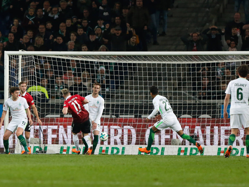 Die Vorentscheidung: Felix Klaus (#11) staubt zum 2:0 ab.