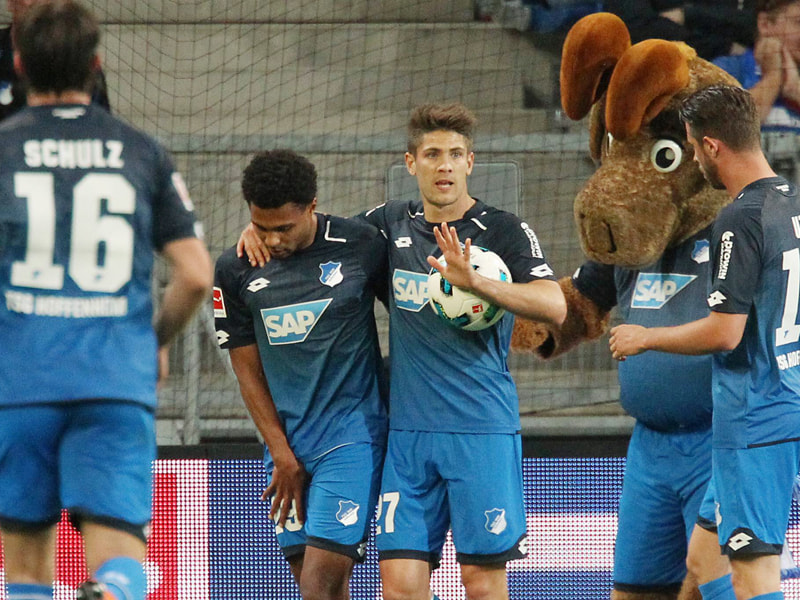 Getrübte Freude: Der verletzte Gnabry (li.) und Torschütze Kramaric unmittelbar nach dem 1:0.