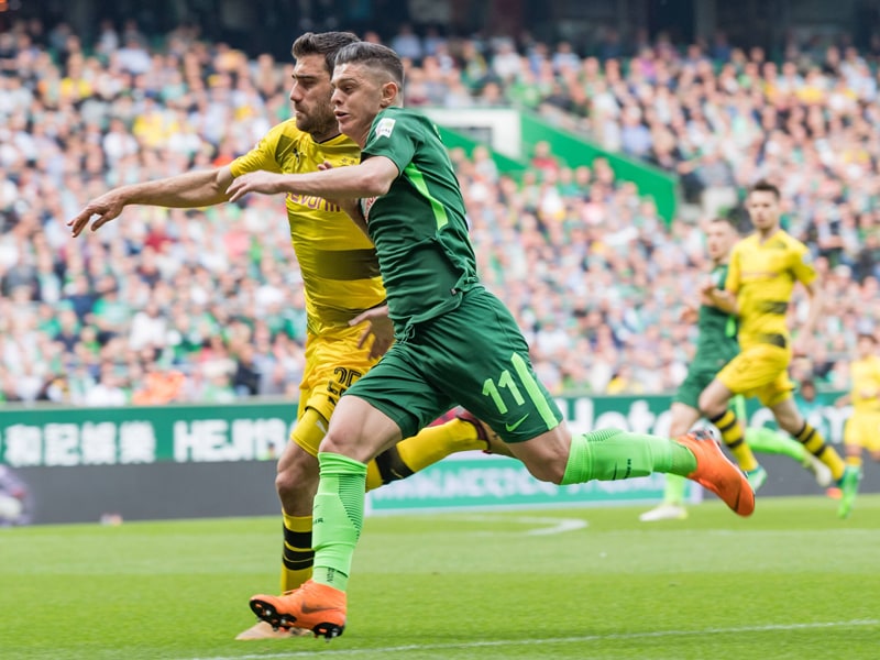 Kopf an Kopf: Dortmunds Sokratis (li.) gegen Bremens Rashica (re.)