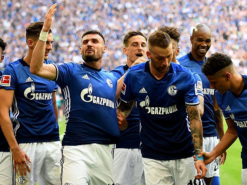 Das entscheidende Tor: Guido Burgstaller und Vorbereiter Daniel Caligiuri lassen sich von Fans und Kollegen feiern.