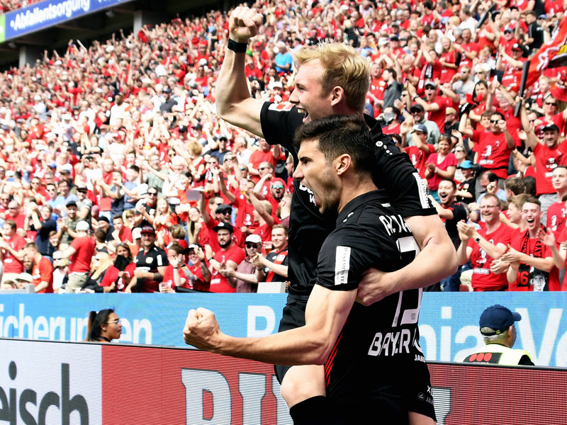 Matchwinner: Lucas Alario (unten) stellte die Weichen für Bayer mit einem Doppelpack früh auf Sieg.