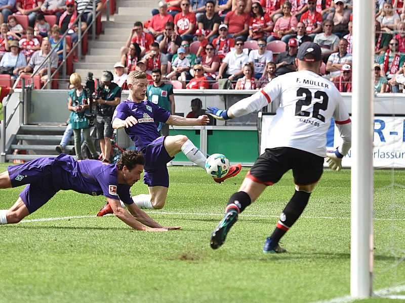 Der Ausgleich in Mainz: Bremens Kainz (Mi.) überwindet FSV-Goalie Müller.