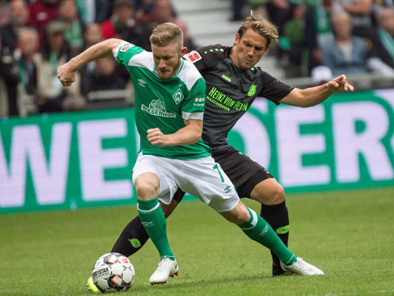 Körpertäuschung: Bremens Florian Kainz gegen Hannovers Oliver Sorg.