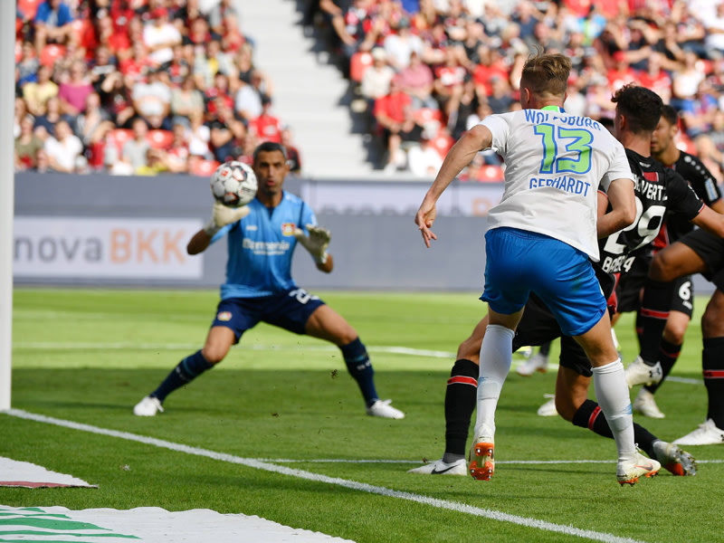 Überraschungsmoment: Wolfsburgs Yannick Gerhardt erzwingt das Eigentor von Bayer-Keeper Ramazan Özcan zum 1:1.