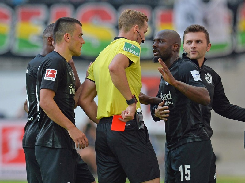 Platzverweis: Jetro Willems (re.) sieht nach einer Tätlichkeit von Referee Sören Storks Rot.